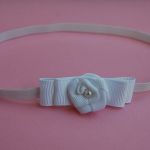 Opaska niemowlęca - Biała kokardka z różyczką - 