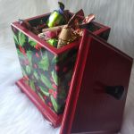 świąteczny pojemnik na słodycze z ostrokrzewem - w użyciu