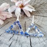 Kolczyki trójkąty z niezapominajkami - biżuteria z kwiatów i żywicy