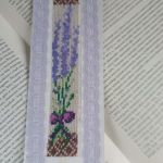 Zakładka  haftowana-bookmark - bukiecik lawendy - zbliżenie na haftowany wzór
