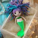 Syrenka, Lalka syrenka, Prezent dla dziewczynki - Włosy wyszydełkowane są z włóczki wielobarwnej, kolory - odcienie niebieskiego i fioletowego.