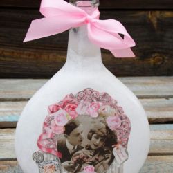 Biało-różowa buteleczka z zakochaną parą