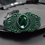 Duża bransoletka z kryształem - ciemna zieleń - bransoletka makrama