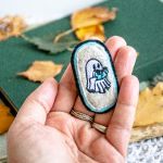 Uduchowiona broszka - błękitny duszek - Szukasz broszki dla kobiety z dystansem kochającej gry słowne Mamy dla Was przesłodką broszkę z postacią duszka kochającego czytać książki Idealny dla osoby "uduchowionej" Haft maszynowy na miękkim, miłym w dotyku filcu. 3 warstwy filcu, zapięcie metalowe