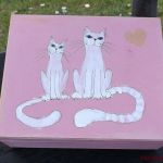 Pudełko malowane - Koty w jasnym różu - koty białe na jasnym różu