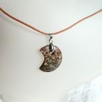 Ochronny jaspis lamparci, delikatny wisiork na rzemieniu - 