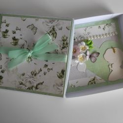 Kartka na Komunię Świętą w pudełeczku zielona