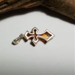 Srebrny krzyżyk z bursztynem - Krzyżyk