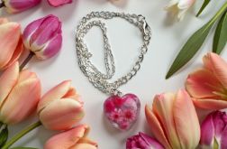 Naszyjnik w kształcie serca z różowymi kwiatami