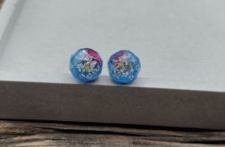 Kolczyki Niebieska Łąka – ręcznie robione kolczyki z żywicy z zatopionymi kwiatami