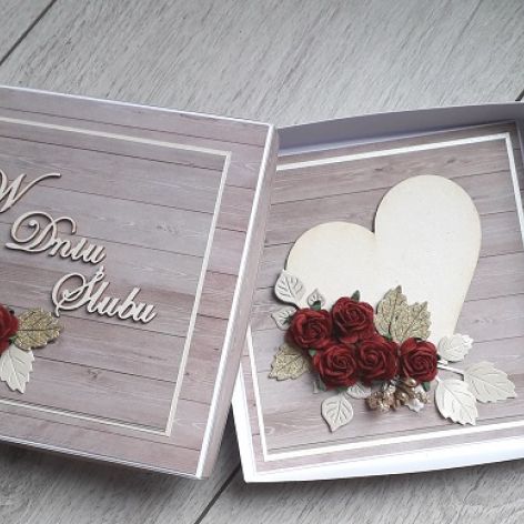 Kartka ślubna wraz z pudełkiem czerwone róże