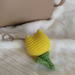 Brelok tulipanek, Brelok do kluczy, Zawieszka do torby, Brelok na prezent - Wewnątrz znajduje się hipoalergiczna kulka silikonowa.