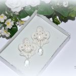 białe kolczyki sutasz, ślubne z swarovskimi - ślubne kolczyki sutasz z kryształami swarowski na prezent