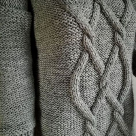 Długi szary sweter