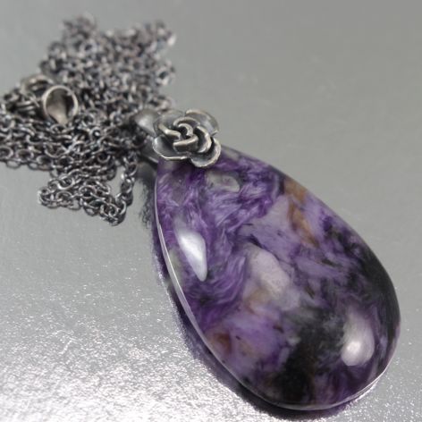 Czaroit i srebro - wisior na łańcuszku