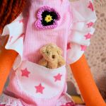 Lisek - słodka dama - Michalina - 40 cm - To zabawka dla starszego dziecka, bo ma małe elementy jak koraliki, guziki i mały misiu w kieszonce sukienki.  Zabawka może sama siedzieć.
