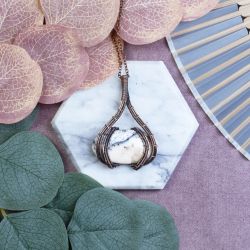 Miedziany wisiorek wire wrapping z opalem dendrytowym #523