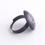 Duży pierścionek z kosmosem, fioletowy - Średnica szklanego oczka - 20 mm.