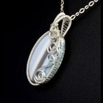 Opal, Srebrny wisior z opalem niebieskim - wisior srebrny wire wrapped