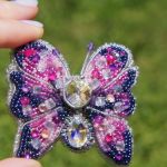 Broszka motylkowa w kolorze granatowym i różowym - Ten dodatkowo ma w sobie światło, w postaci dwóch dużych kryształów Swarovskiego