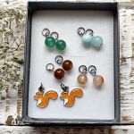 Kolczyki z wymiennymi zawieszkami – białe serduszka - 