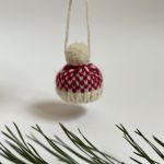 Ozdoba choinkowa, miniczapeczka, biało-różowa - Ozdoba choinkowa, zawieszka, mini-czapeczka, biało-różowa