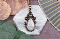 Miedziany ozdobny wisiorek z kamieniem księżycowym i peridotem #556