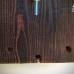 Rustykalny zegar z palonego drewna sosny - naturalny sęk
