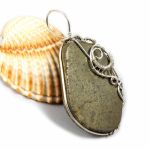 Piryt, srebrny wisior z kaboszonem pirytu - amulet z pirytem