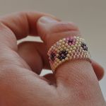 Koralikowy pierścionek w kwiaty - pasuje również na kciuk