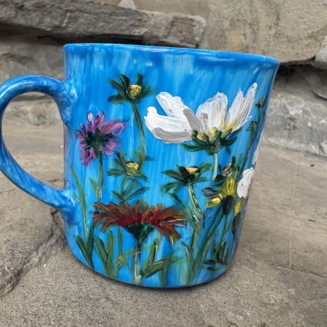 Niebieski, porcelanowy kubek ręcznie malowany Kwiaty 