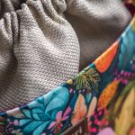 Beżowa listonoszka z kominem z plecionki i weluru w kwiaty i koliberki – handmade - 