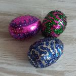 Komplet jajek zdobionych cekinami - Cekinowe, kolorowe jajeczka