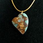 Asymetryczne serce, amazonit z bornitem - wisiorek na rzemyku - 