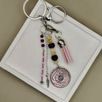 Brelok Pudrowy Kwiat – ręcznie robiona ozdoba z chwostem - 4