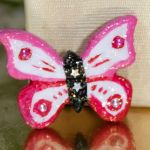 Przypinka motylek różowy - Zbliżenie