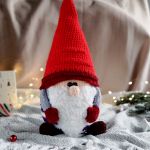 Krasnal świąteczny 50 cm, Maskotka skrzat pod choinkę, Dekoracja świąteczna - Skrzat będzie również oryginalnym prezentem dla rodziny lub przyjaciół. W tradycji skrzaty kojarzone są ze szczęściem, dostatkiem i pomyślnością, dlatego może stać się pięknym symbolem dobrego początku i pomyślności.