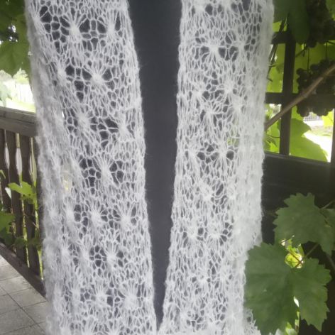 Biały szal z alpaką.