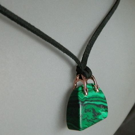 Torebka - wisiorek z zielonego malachitu