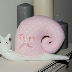Różowy ślimak w kropki
