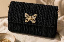 Elegancka czarna torebka ręcznie robiona – pleciona kopertówka z motylkiem