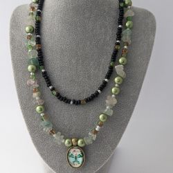 Naszyjnik składający się dwóch sznurów z kamieniem w odcieniu jasnej zieleni i szklanymi koralikami oraz szklanym wisiorkiem