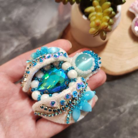 Broszka Żuk ręcznie robiona biżuteria