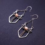 Srebrne kolczyki z różową perłą | Eleganckie kolczyki z motywem miecza - kolczyki z perłą