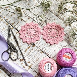 Kolczyki szydełkowe rozetki - jasnoróżowe