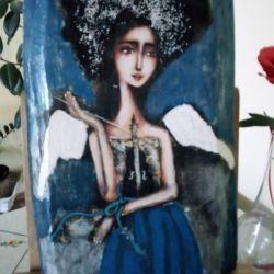 Niebieski anioł z wstążką - obraz na desce