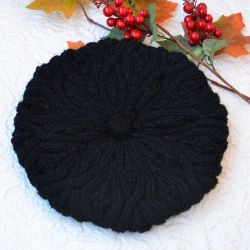 Beret w warkocze w kolorze czarnym