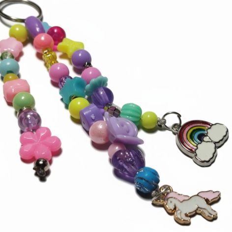Kolorowy pastelowy breloczek tęczowy jednorożec