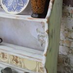 Rustykalna półka z glazurą, na kubki i talerz - 