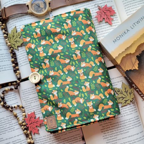 Wodoodporne etui na książkę: liski na zielonym